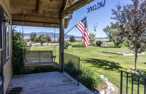 Whitehall Casa | Romantic Cabin Rental with a Delightful Porch near Ennis, Montana