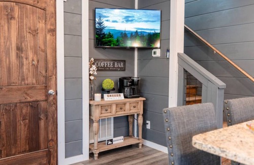 Gatlinburg Cabina | Romantic Cabin Retreat By Ghosal Luxury Lodging