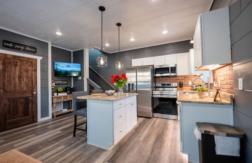 Gatlinburg Cabina | Romantic Cabin Retreat By Ghosal Luxury Lodging