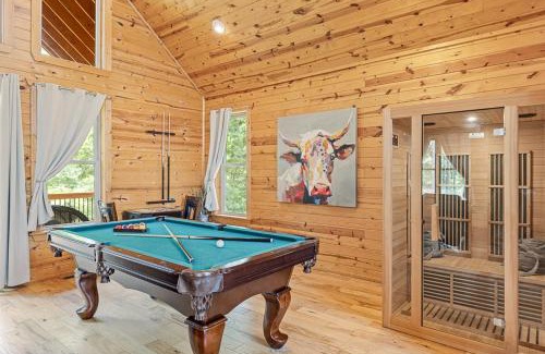 Cleveland Casa | Romantic Cabin w Rain Shower & Spa Tub
