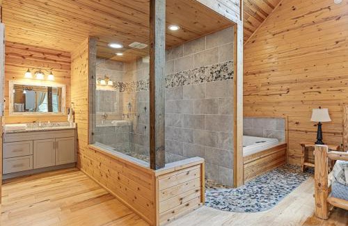 Cleveland Casa | Romantic Cabin w Rain Shower & Spa Tub