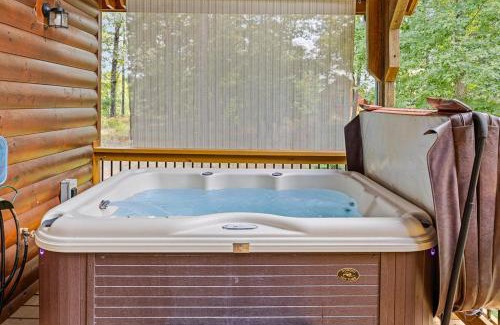 Cleveland Casa | Romantic Cabin w Rain Shower & Spa Tub