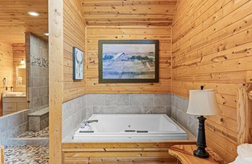 Cleveland Casa | Romantic Cabin w Rain Shower & Spa Tub