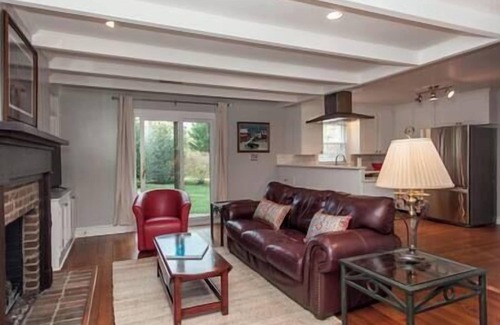 Charlottesville Casa | Cape Cod romántico con una sensación de cabaña