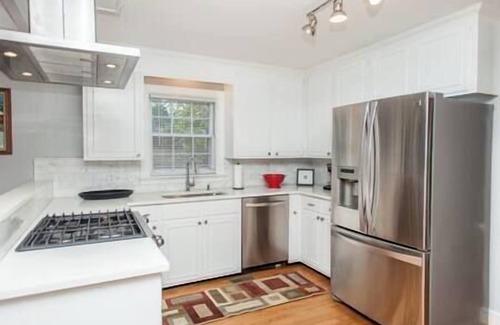 Charlottesville Casa | Cape Cod romántico con una sensación de cabaña