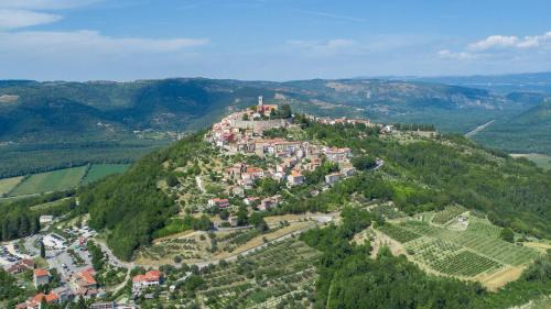Motovun Apartamento | Romantic Casa Amica with Terrace
