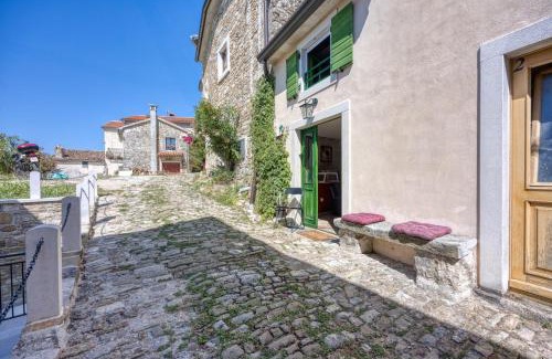 Motovun Apartamento | Romantic Casa Amica with Terrace