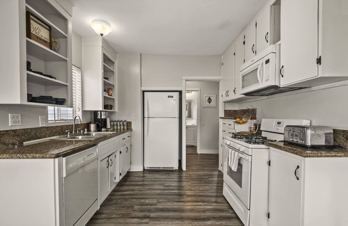 Glendora Casa | Romantic costal decor house- 3 mins walking to coffee and restaurants