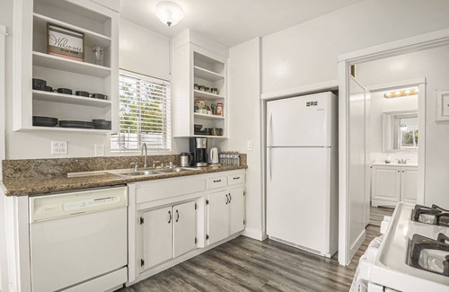 Glendora Casa | Romantic costal decor house- 3 mins walking to coffee and restaurants