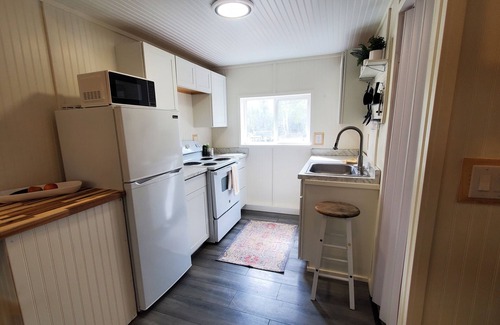 Meadow Lakes Casa | Romantic Cottage at Swan Circle