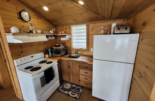 Val-des-Monts Cabaña | Romantic Cottage with Epic Lake Views