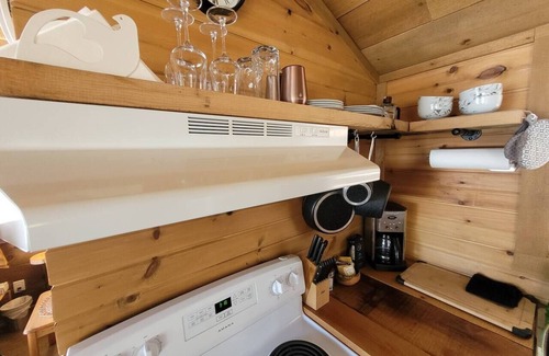 Val-des-Monts Cabaña | Romantic Cottage with Epic Lake Views