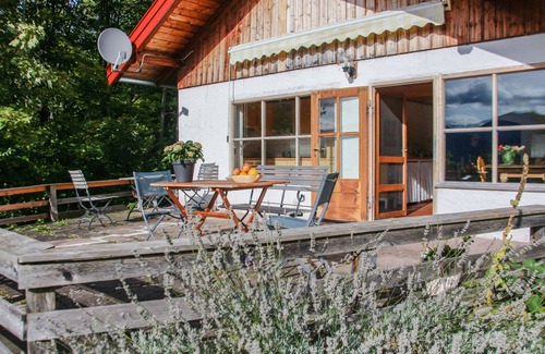 Tegernsee Chalet De Esquí | Romantic Cottage with Garden, Barbecue & TV; Parking Available, Pets Allowed