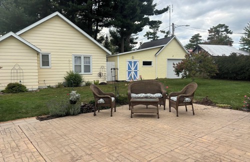 Chetek Cabaña | Romantic cottage+Fall hiking, ATV+Fall wine festivals+Views of lake from dock!
