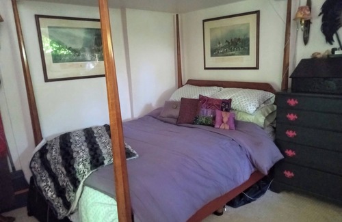 Mount Sunapee Cabaña | Romantic cottage over bubbling waters