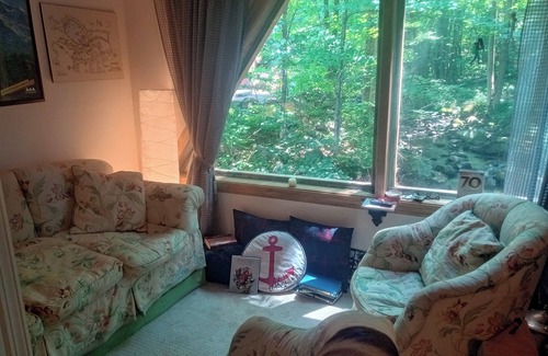 Mount Sunapee Cabaña | Romantic cottage over bubbling waters