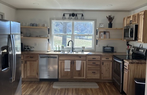 Clyde Cabaña | Romantic cottage, pet friendly, stunning views of Smoky mtns. & Pigeon River.