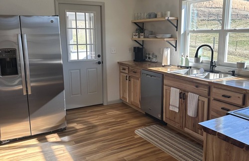Clyde Cabaña | Romantic cottage, pet friendly, stunning views of Smoky mtns. & Pigeon River.