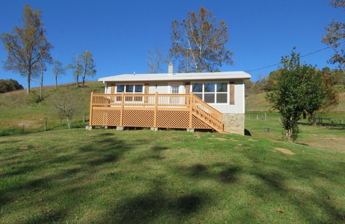 Clyde Cabaña | Romantic cottage, pet friendly, stunning views of Smoky mtns. & Pigeon River.