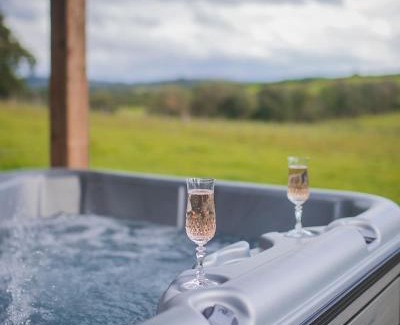 Llangadog Chalet De Esquí | Romantic country cabin with log burner, spectacular views, spa hot tub - Brecon Beacons National Park