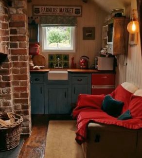 Llangadog Chalet De Esquí | Romantic country cabin with log burner, spectacular views, spa hot tub - Brecon Beacons National Park