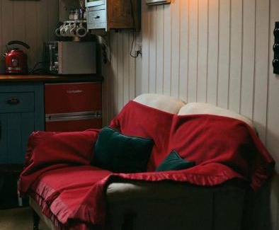 Llangadog Chalet De Esquí | Romantic country cabin with log burner, spectacular views, spa hot tub - Brecon Beacons National Park