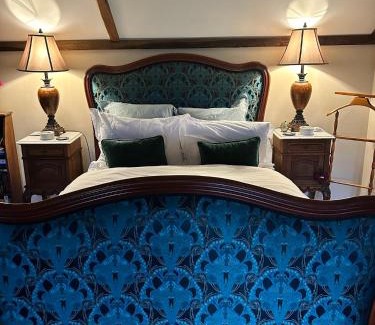 Llangadog Casa | Romantic Country Cottage with log burner, garden patio, outdoor tub and country views- Brecon Beacons National Park