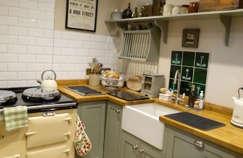 Llangadog Casa | Romantic Country Cottage with log burner, garden patio, outdoor tub and country views- Brecon Beacons National Park