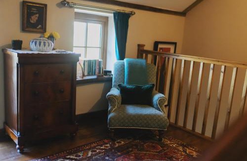 Llangadog Casa | Romantic Country Cottage with log burner, garden patio, outdoor tub and country views- Brecon Beacons National Park