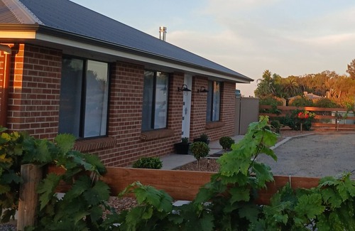 Barmera Casa | Romantic country getaway nestled amongst the vines of the sunny SA riverland.