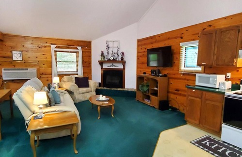 Eureka Springs Cabina | Romantic, country cabin for two with oversize jetted tub