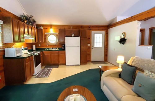 Eureka Springs Cabina | Romantic, country cabin for two with oversize jetted tub