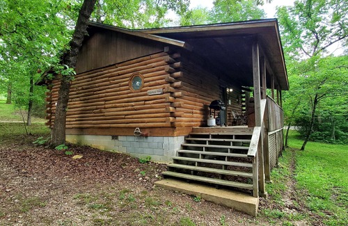 Eureka Springs Cabina | Romantic, country cabin for two with oversize jetted tub