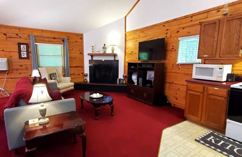 Eureka Springs Cabina | Romantic, country cabin for two with oversize jetted tub
