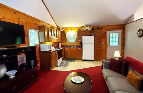 Eureka Springs Cabina | Romantic, country cabin for two with oversize jetted tub