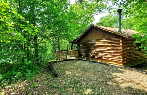 Eureka Springs Cabina | Romantic, country cabin for two with oversize jetted tub