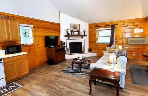 Eureka Springs Cabina | Romantic, country cabin for two with oversize jetted tub