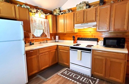 Eureka Springs Cabina | Romantic, country cabin for two with oversize jetted tub
