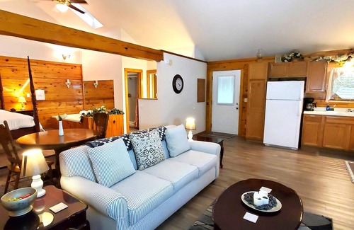 Eureka Springs Cabina | Romantic, country cabin for two with oversize jetted tub