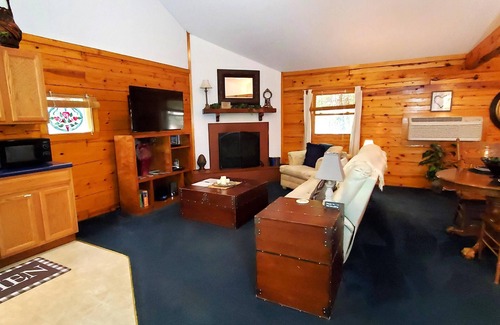 Eureka Springs Cabina | Romantic, country cabin for two with oversize jetted tub