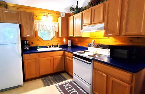 Eureka Springs Cabina | Romantic, country cabin for two with oversize jetted tub