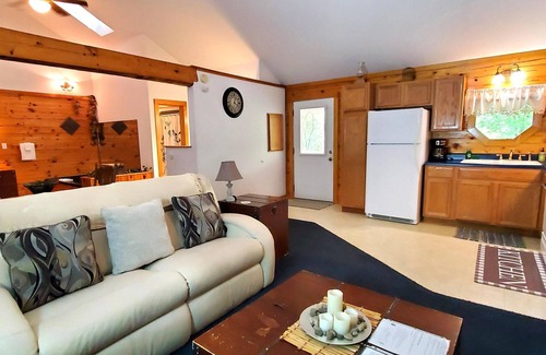 Eureka Springs Cabina | Romantic, country cabin for two with oversize jetted tub