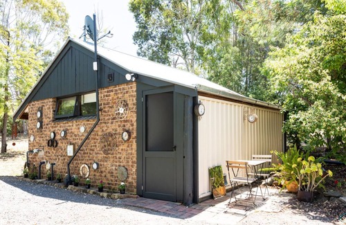 Maldon Cabaña | Romantic couples mini cottage in large secluded garden — 5 min to town