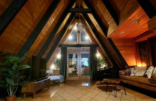 Whispering Pines Cabina | Romantic Cozy A-Frame in Whispering Pines!