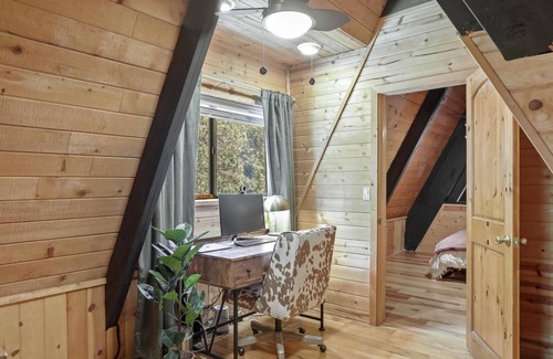 Whispering Pines Cabina | Romantic Cozy A-Frame in Whispering Pines!