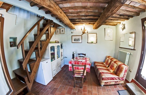 Vernio Otro | acogedor apartamento romántico con gran vista a la piscina valle y la natación