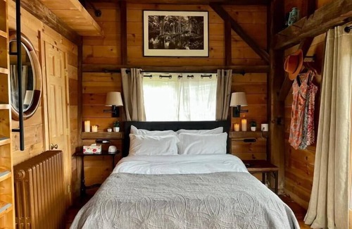 Colliersville Cabina | Romantic Cozy Cabin with a View of the Wetlands