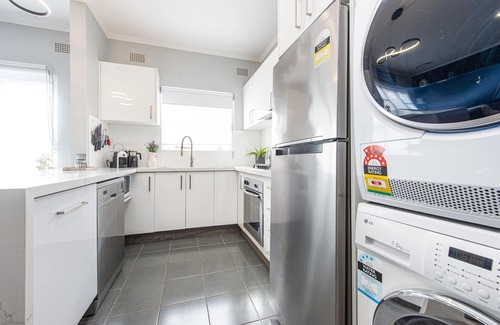 Burwood Apartamento | Romantic Cozy Getaway central location, shopping, food and entertainment
