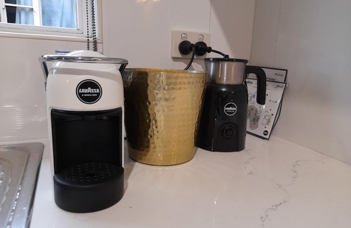 Burwood Apartamento | Romantic Cozy Getaway central location, shopping, food and entertainment