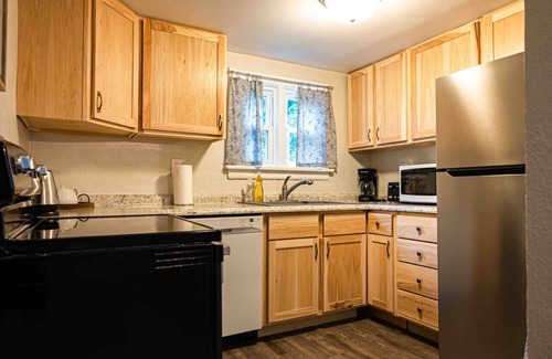 Buchanan Casa | Romantic Cozy Home in "America’s Nicest Town"